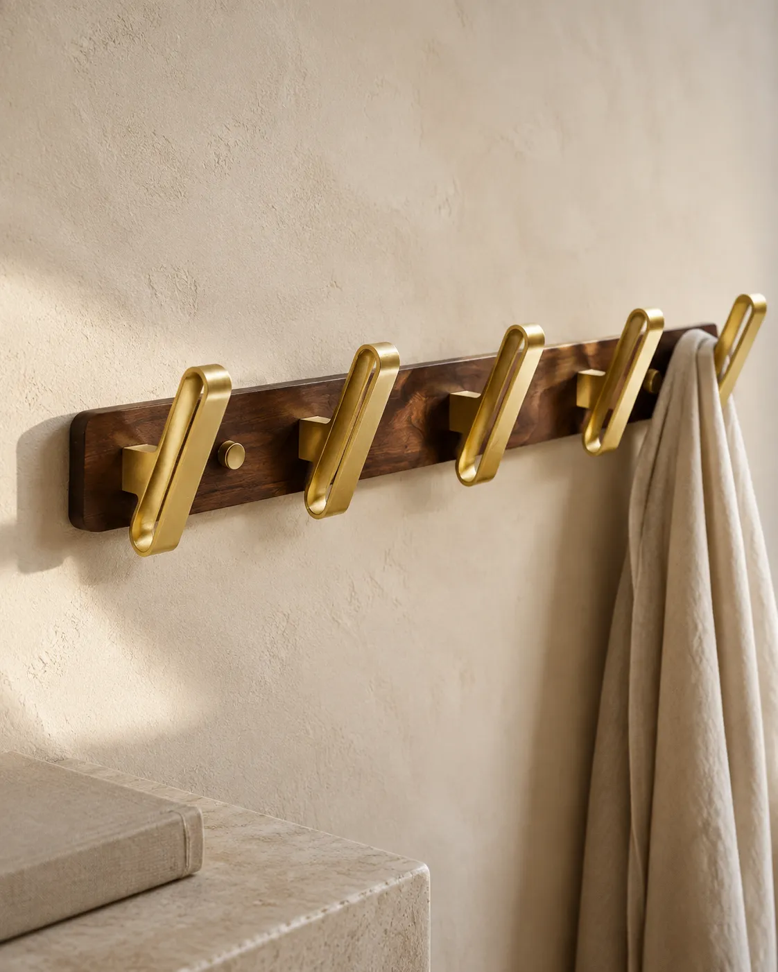 Inspiration : porte-manteau en bois et métal doré sur un mur en pierre claire