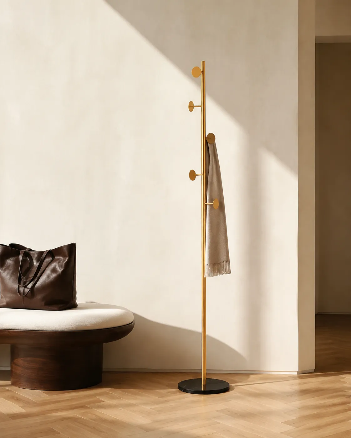 Inspiration : porte-manteau doré sur pied dans une entrée sobre et lumineuse